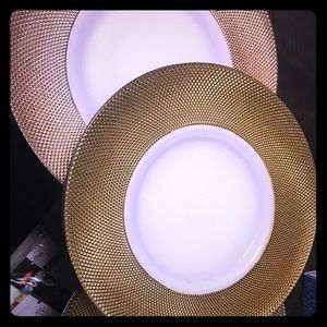Place settings: chargers